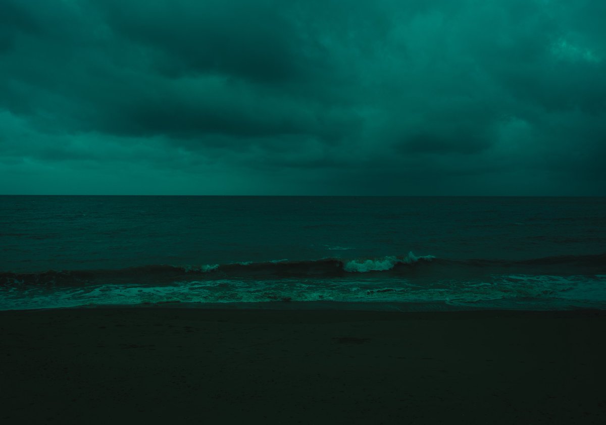 zosphotos's tweet image. A dark day at the beach