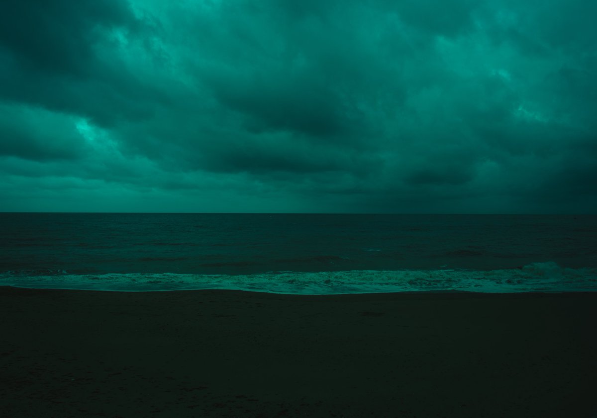 zosphotos's tweet image. A dark day at the beach