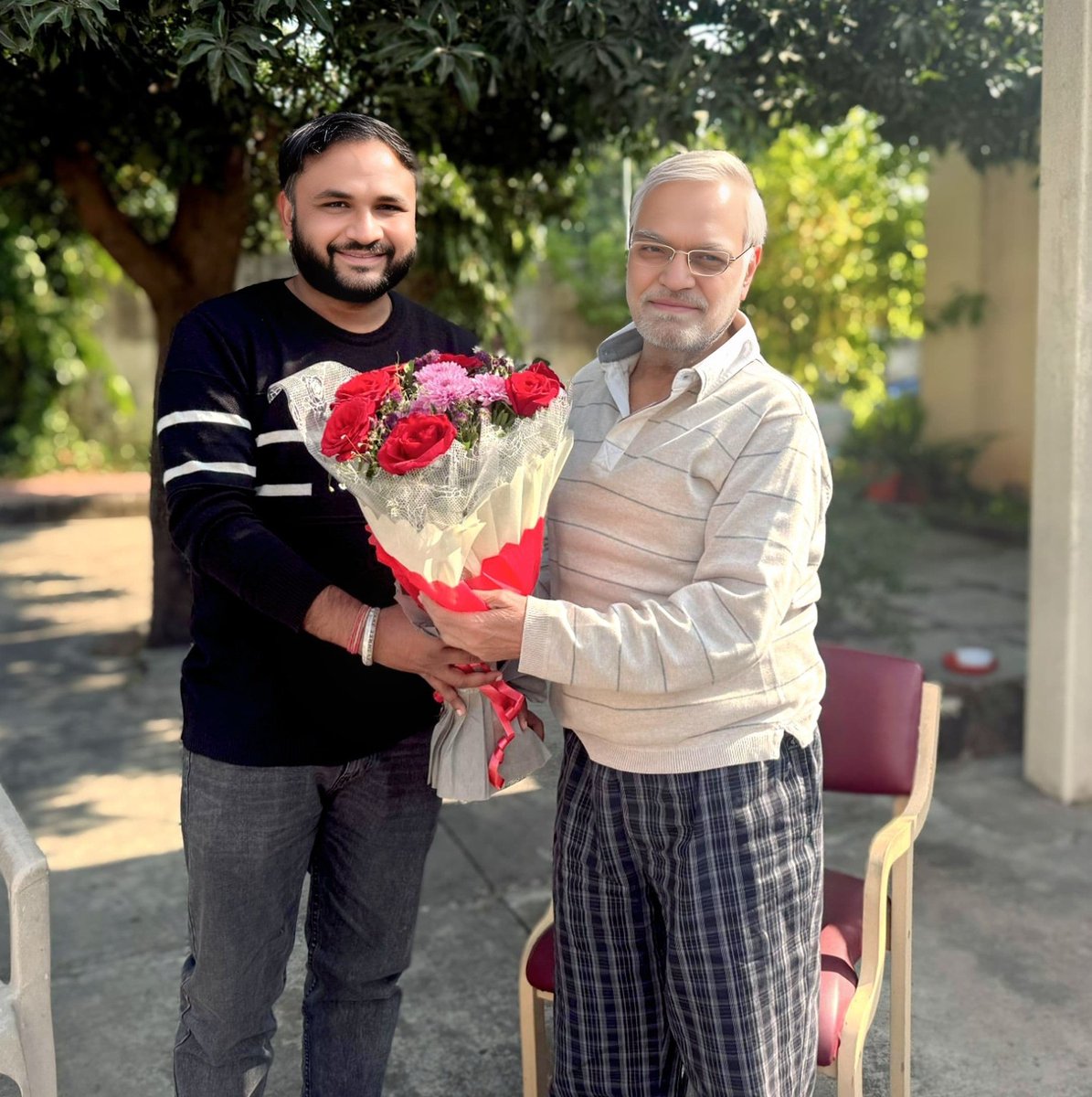 पूर्व केंद्रीय मंत्री व पूर्व विधानसभा अध्यक्ष आदरणीय श्री डॉ सी पी जोशी जी के साथ नव निर्वाचित जिला अध्यक्ष जयपुर देहात पूर्व श्री गोपाल मीणा जी ने आत्मीय मुलाकात की।
उन्होंने नए दायित्व हेतु बधाई एवँ शुभकामनाएँ प्रेषित की।
 <a href="/INCRajasthan/">Rajasthan PCC</a> <a href="/drcpjoshi/">Dr. C.P. Joshi</a> <a href="/GovindDotasra/">Govind Singh Dotasra</a> <a href="/gopalmeenainc/">Gopal meena</a>