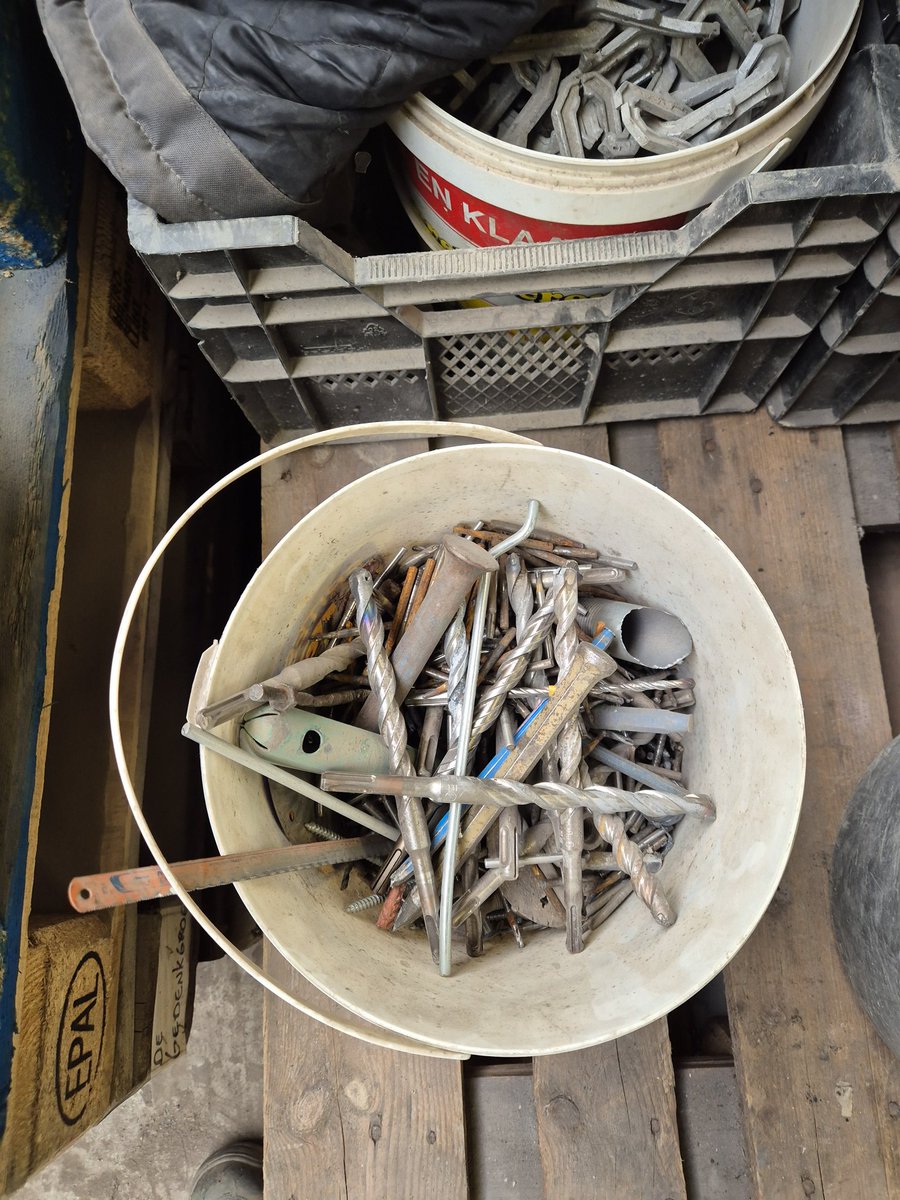 mrRustzelve's tweet image. Al jaren verdelen wij, in december de fooienpot samen met de opbrengst van oude metalen. Tegenwoordig aangevuld met het statiegeld dat de jongere weigeren inteleveren.🤷