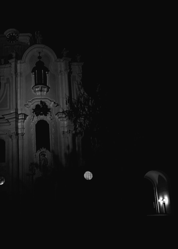 Du Dunkelheit, 
aus der ich stamme, 
ich liebe dich 

mehr als die Flamme, 
welche die Welt begrenzt, 
indem sie glänzt ..

Aber die Dunkelheit 
hält alles an sich: 
Gestalten und Flammen, 
Tiere und 

mich..

Ich glaube an Nächte.

Rainer Maria Rilke
geboren am 4.12.1875