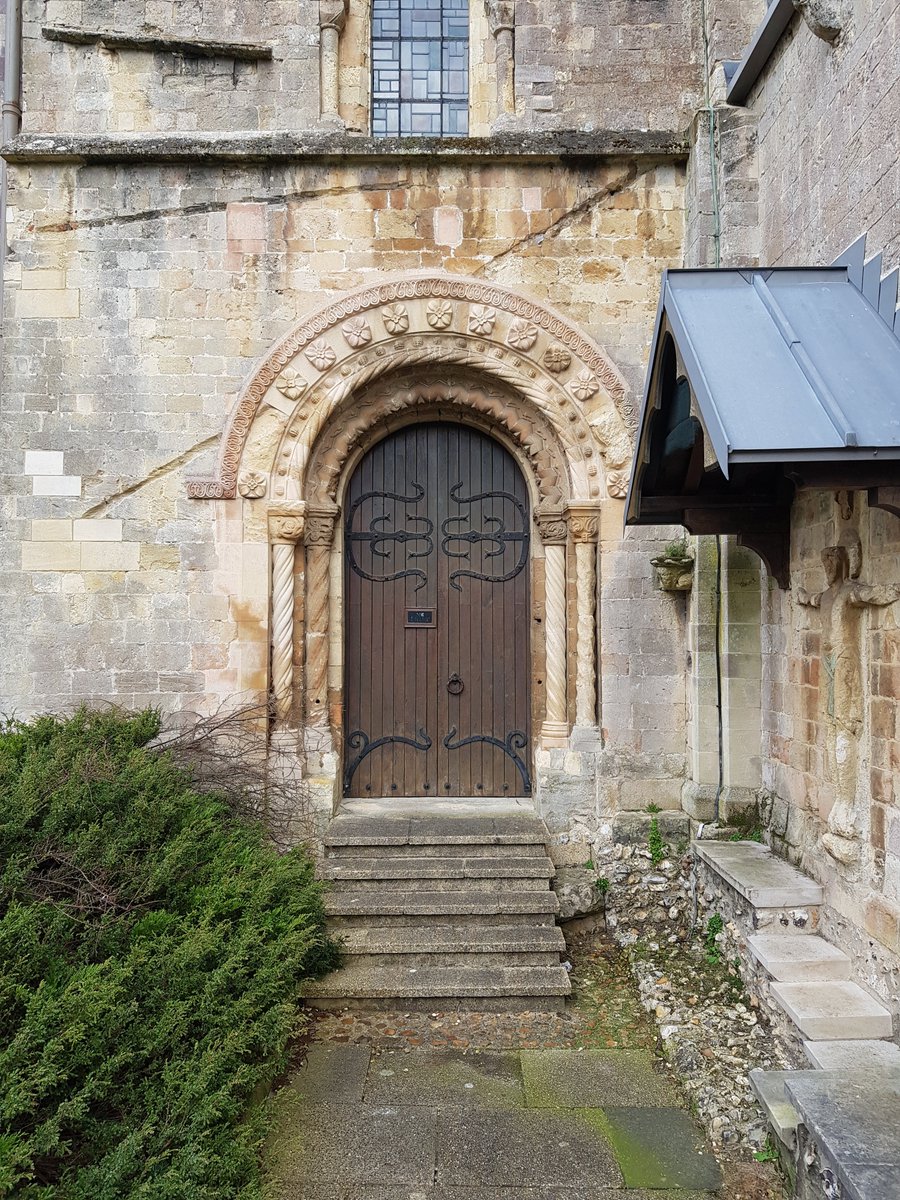 TheHistoryMouse's tweet photo. @CathyRLowe @ianyoung33 @Portaspeciosa Mouse's #TwitterSnap. The creasing shows the roof lines of various incarnations of the cloister. Mouse has always suspected that this also shows that the label and fleurons are post-Reformation additions. The fleurons are C15/C16 in style but probably Victorian๐ญ https://t.co/xibFLVffri