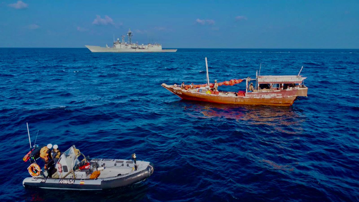 EMADmde's tweet photo. La #fragataVictoria rescata a un barco pesquero yemení que llevaba cinco días a la deriva frente a las costas somalíes. 
En el marco de la Operación @EUNAVFOR ‘Atalanta’, lo remolcaron hasta el puerto seguro de Bosaso en Somalia. 
Yemen ha agradecido la intervención del buque español: "Vuestra noble acción será siempre recordada con todo el respeto y admiración de la tripulación y todos sus familiares". 
@Armada_esp #MOPS
