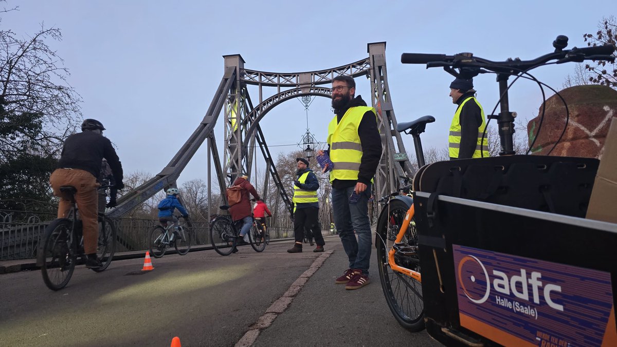 Süße Überraschung für Radler auf der Peißnitzbrücke in Halle (Saale): ADFC verteilt Lebkuchen im morgendlichen Berufsverkehr

dubisthalle.de/suesse-ueberra…