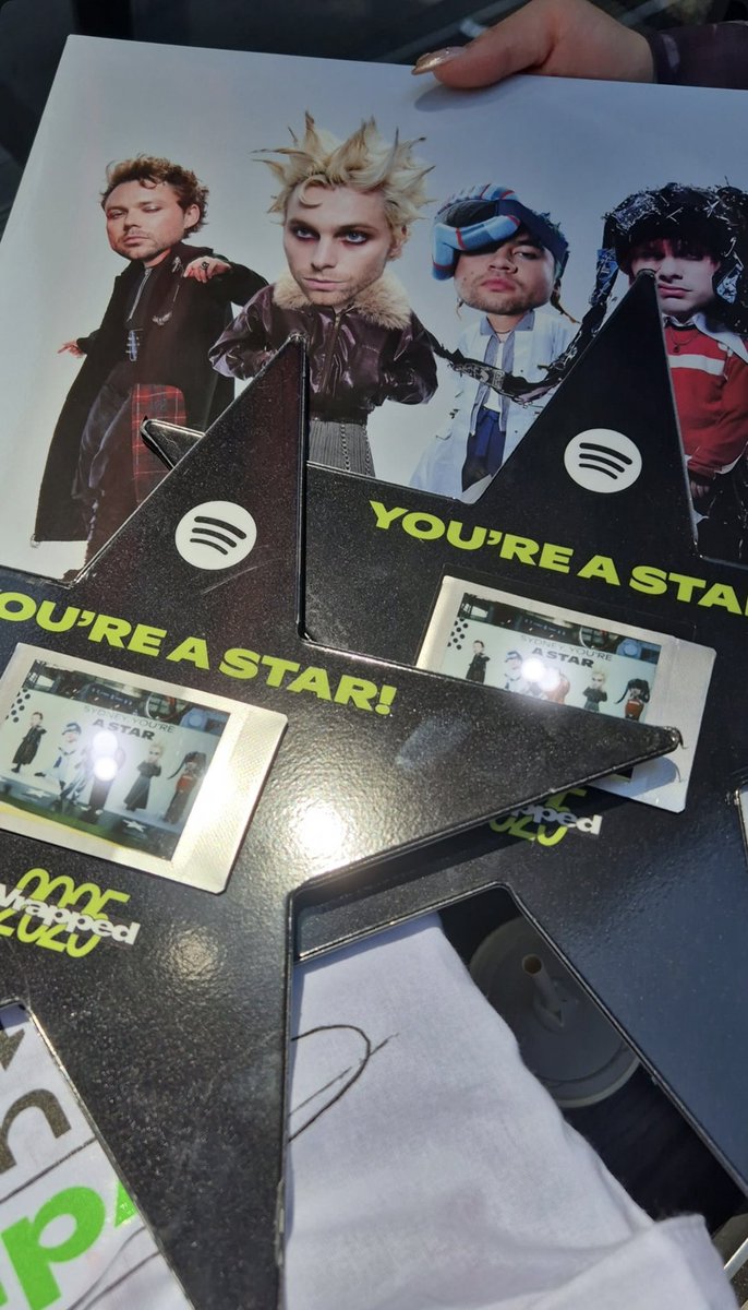 lrhsources's tweet image. Fans who had 5SOS as their top artist of the year on Spotify Wrapped received a signed tote, a pink “Everyone’s a Star!” vinyl, and their own Walk of Fame star+photo at the Sydney event!