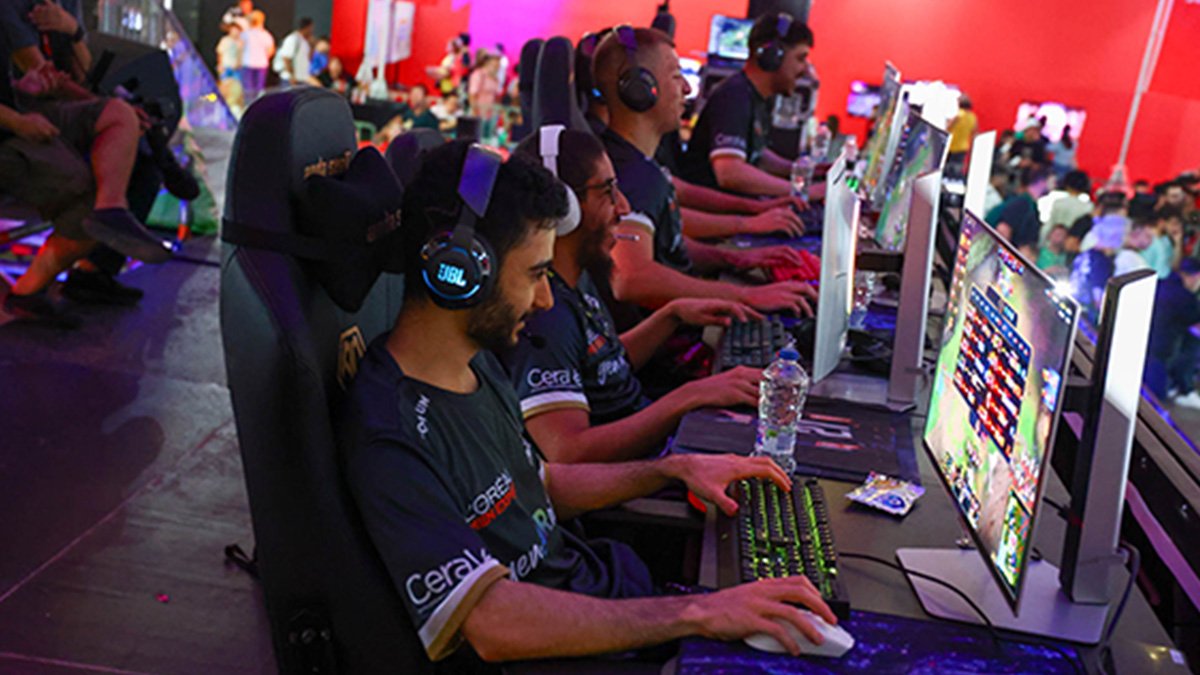 Phantasmagg's tweet photo. ◀️ Throwback στα LAN μίας υπέροχης χρονιάς!
#TeamPhantasma | #TPHaunts
Powered by:
#MenExpert | #genairationaegean | #LaRochePosay | #CeraVe https://t.co/APYJJzJBxE