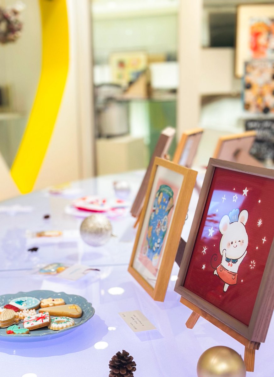 展示初日が終了しました！！
慌ただしく途中投稿する時間もなかったのですが、たくさんの方に来ていただけて感無量です😭🎄✨クッキー缶も残り1缶となってしまいました💦単品クッキーさんはまだございます♫シロシオちゃんの可愛い刺繍もたまらなくて！！✨
明日もよろしくお願いいたします♫