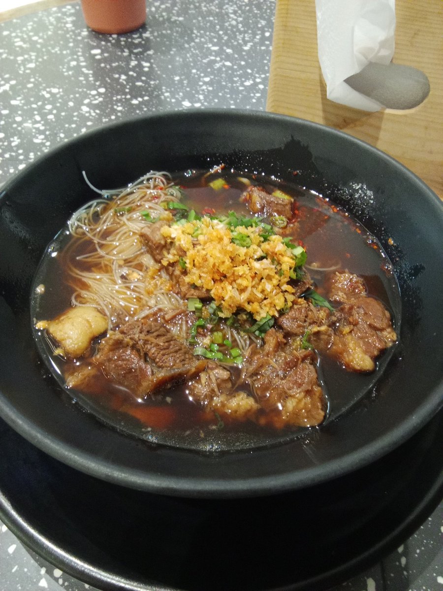 มาเดินเซ็นทรัลยุดยา ตอนแรกว่าจะกินชาบู สรุปมาจบที่เตี๋ยวเนื้อพี่โหนก อิ่มตัดแถมประหยัดไป 200 😅