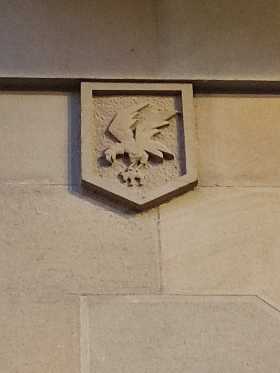 En la fachada del GN que da a la avda. Carlos III, está el escudo de Corella con mi emblema favorito: el del águila atrapando la liebre, del que hablé el otro día en mi blog, como posible señal de una antiquísima Hermandad:

cronicasirreales.blogspot.com/2025/11/herman…

cronicasirreales.blogspot.com/2025/11/herman…