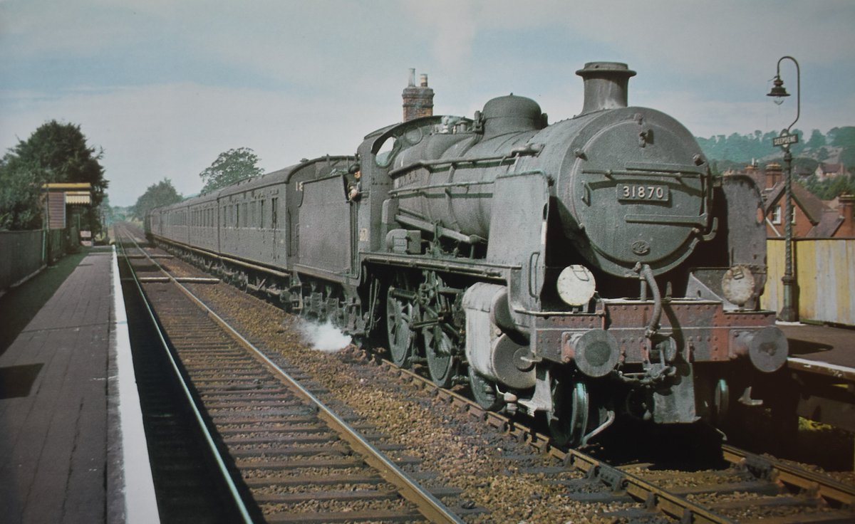 Maunsell N Class 31870 has arrived at Deepdene, with the 9.30am (Sun) Reading to Redhill train.
📆 19th August 1962
📷 Photo by Hugh Ballantyne.
#steamlocomotive #1960s #Surrey #BritishRailways