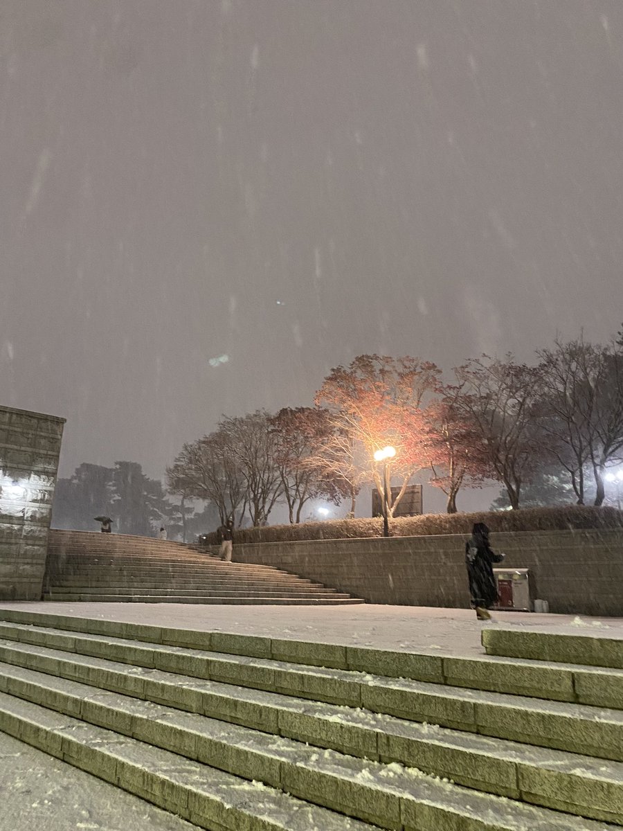 우아 첫눈이다ㅏㅏㅏits snowing guys in korea!!!
