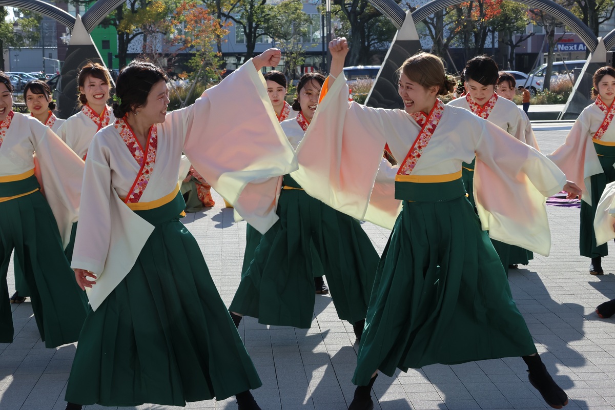 toshitosi3013's tweet photo. 京炎そでふれ！華羅紅
四日市よさこい やったろ舞
市民公園会場
2025.11.30

素敵な演舞ありがとうございます！！
#京炎そでふれ華羅紅　#四日市よさこい https://t.co/WJdzZSJ3Ix