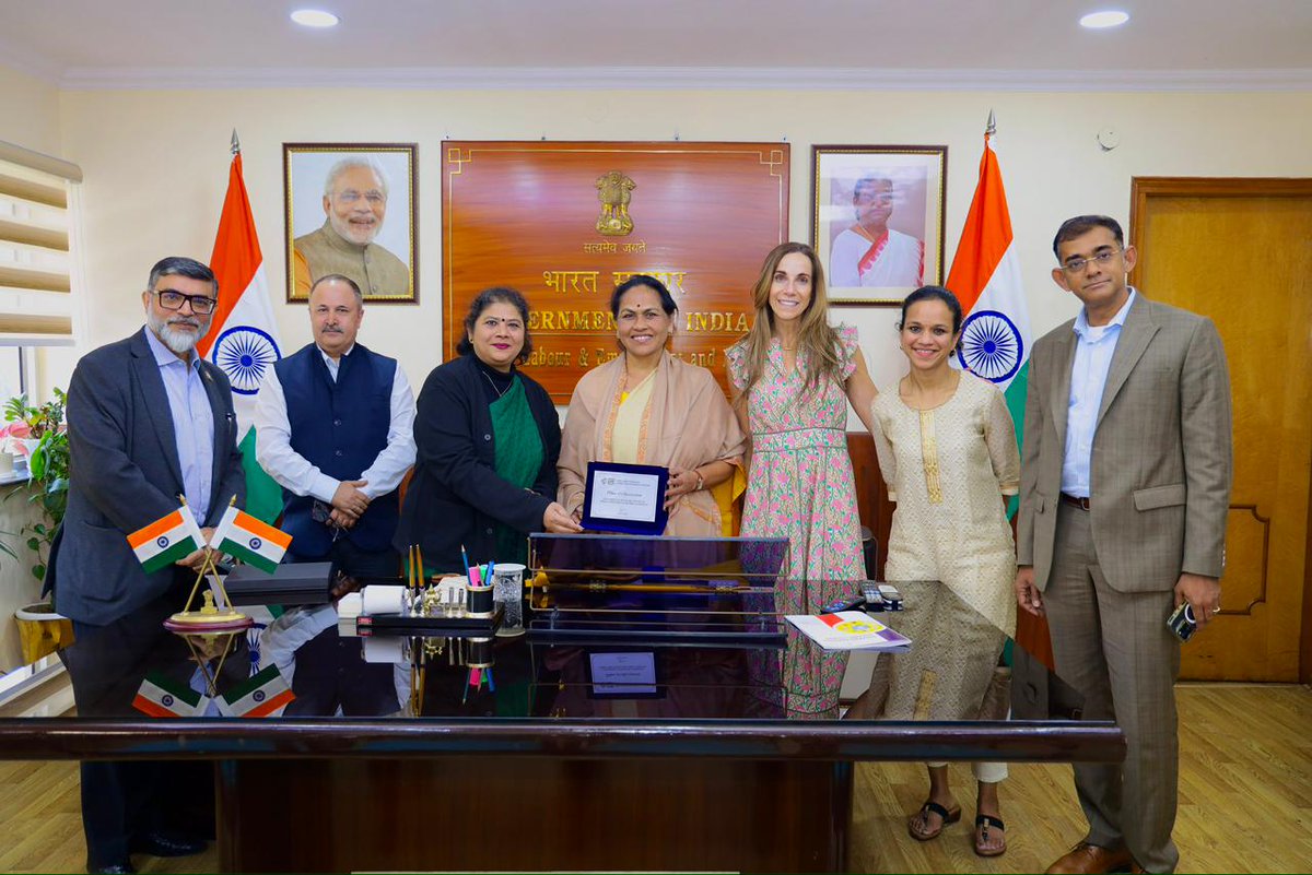 ನವದೆಹಲಿಯ ಶ್ರಮಶಕ್ತಿ ಭವನದಲ್ಲಿಂದು ನಾಗರಿಕರನ್ನು ಭೇಟಿಯಾಗಿ, ಅವರ ಅಹವಾಲುಗಳನ್ನು ಆಲಿಸಿ, ಅವರ ಮನವಿ ಸ್ವೀಕರಿಸಲಾಯಿತು.

Met with citizens at the Shram Shakti Bhavan in New Delhi today, heard their grievances, and assured them of prompt and appropriate action.
<a href="/LabourMinistry/">Ministry of Labour & Employment, GoI</a> <a href="/minmsme/">Ministry of MSME</a>