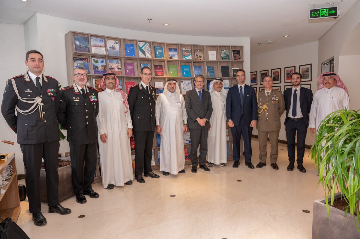 التقى الدكتور عبدالعزيز بن صقر، رئيس مركز الخليج للأبحاث، بوفد قوات الكارابينييري الإيطالية، برئاسة معالي الفريق ماركو مينيوتشي، نائب القائد العام لقوات الكارابينييري الإيطالية، وبحضور سعادة السيد كارلو بالدوتشي، سفير إيطاليا لدى المملكة العربية السعودية، والوفد المرافق لهما،