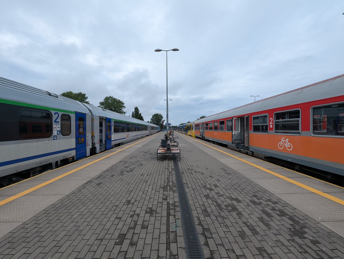 Najczęściej podróżujemy koleją w obrębie aglomeracji lub województwa i kupujemy bilet jednorazowy. Jednak coraz częściej wybieramy 1. klasę. 
Jak podróżowaliśmy pociągami w 3. kwartale 2025? Sprawdź ➡️ utk.gov.pl/pl/aktualnosci…
#kolej #pasażer #bilet #1klasa #miasto