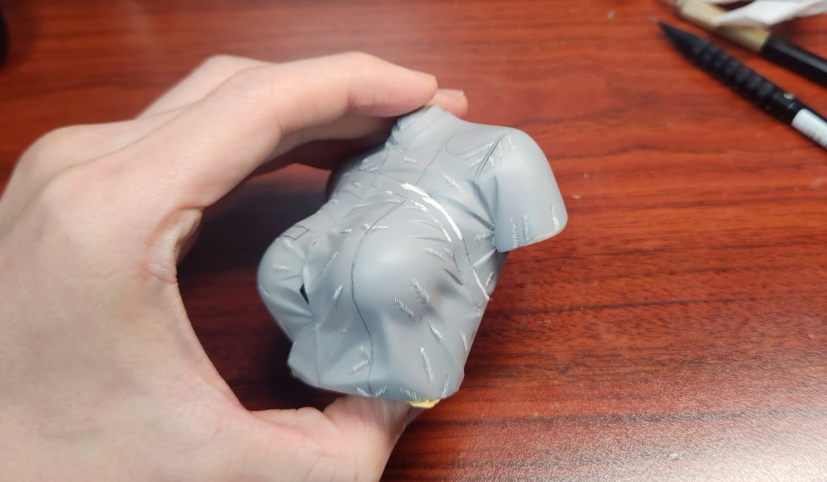 gouhondou's tweet image. 書き込みで検討した箇所に、例によってナイフで傷を入れる。大きさもあるのでちょいクドめにしつつ、シワの無い部分も残して生地感を出したい。