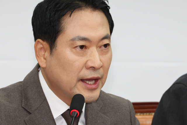 고삐 풀린 장동혁 "북한 지령대로 만든 공수처", "중국 간첩 활개"

국민의힘 장동혁 대표는 4일 이재명 정부의 '안보관'을 문제 삼으며 "중국 간첩들이 활개 치게 만들어 놓았다"는 등 선동성 주장을 늘어놓았다. 전날 12.3 비상계엄 사태 1년을 맞아

pressian.com/pages/articles…