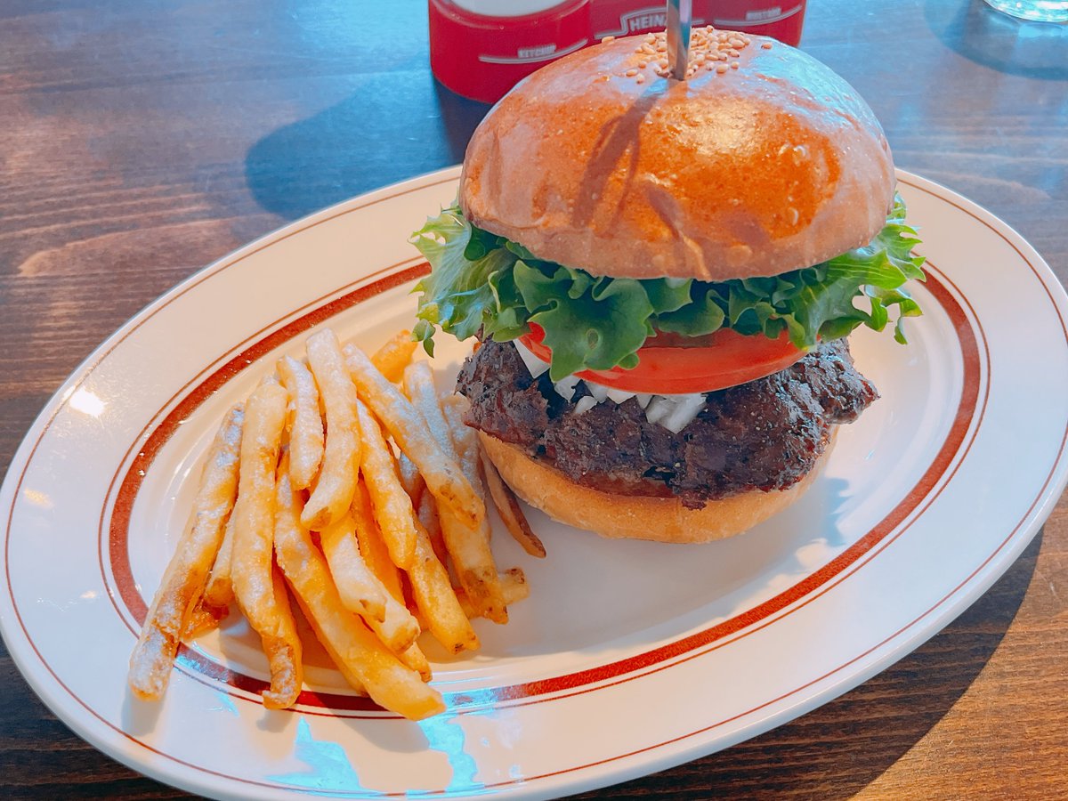 hoshiyaku_food's tweet photo. 荏原中延駅すぐ近くのハンバーガー屋「アルプス」品川区中延2-15-7
見ての通り、食べ応え抜群のボリューミーなバーガー！！
店名を冠したアルプスバーガー（写真）は、ガーリックマヨのソースが超美味しい！
パティは肉肉しく、バンズも肉も焼き具合はGOOD、この内容でこの値段はお得かと思います🍔 https://t.co/z1kfpQXv0r