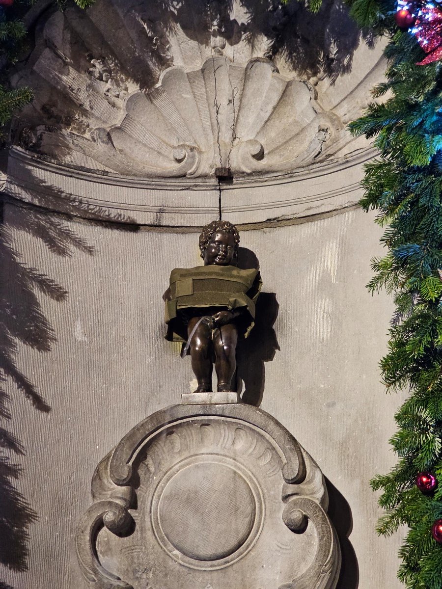 Manneke Pis draagt vanaf vandaag een kogelvrije vest. Binnenkort al onze kinderen?

À partir d'aujourd'hui, le Manneken Pis porte un gilet pare-balles. Bientôt, tous nos enfants en porteront-ils un?