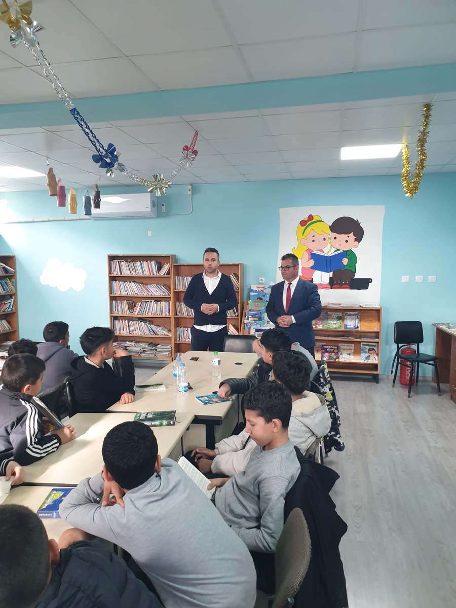 GulnarMEM's tweet photo. Atatürk Ortaokulu öğrencilerimiz,  Dilimizin Zenginlikleri projesi ile Müdürlüğümüz  koordinesindeki "Atatürk Okuyor" projesi  kapsamında İlçe Kütüphanemizi ziyaret ettiler. 

@ismailsnl04 
@Muhammed0744 
@FatihBurgut 
@h_kadim33 
@MersinMEM https://t.co/G7oWaCmN4z