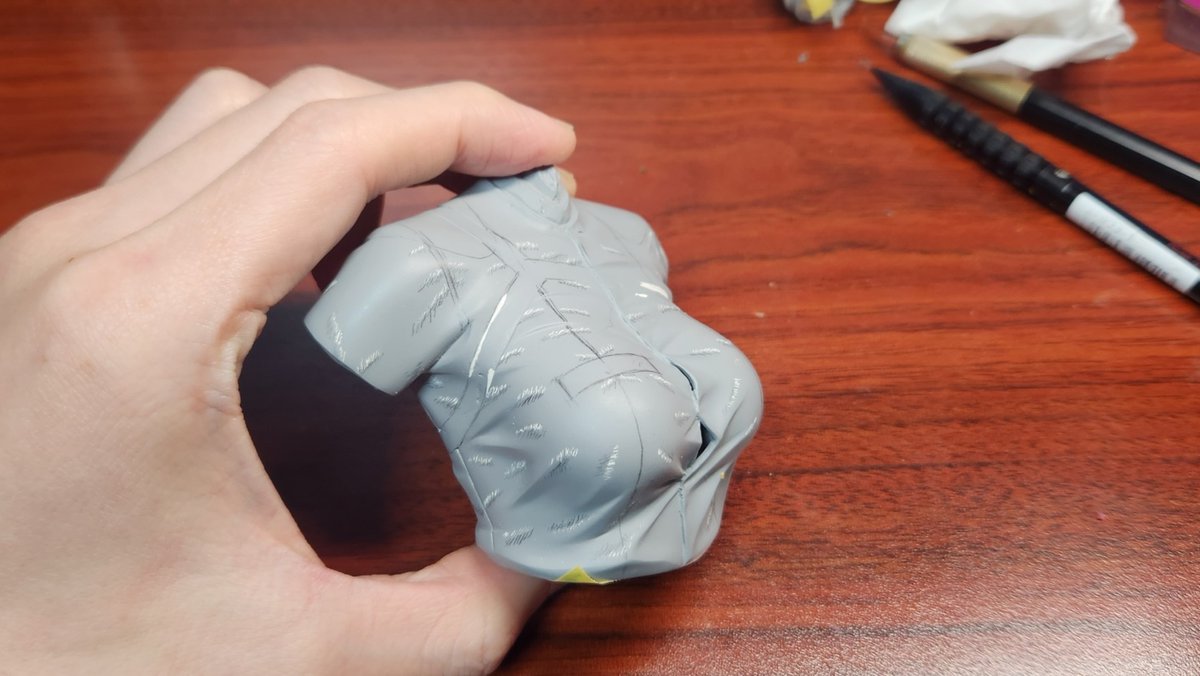 gouhondou's tweet image. 書き込みで検討した箇所に、例によってナイフで傷を入れる。大きさもあるのでちょいクドめにしつつ、シワの無い部分も残して生地感を出したい。