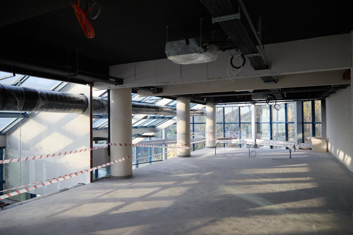 Bugün Enstitü İstanbul İSMEK Pendik Kurtköy Eğitim Merkezi'nde yürütülen yenileme çalışmalarını yerinde inceledim. Bu eğitim dönemi içinde hizmete açmayı planladığımız kompleks; 3000 kişilik kapasitesiyle İstanbullulara ücretsiz eğitim hizmeti verecek. İstanbullular yenilenmiş