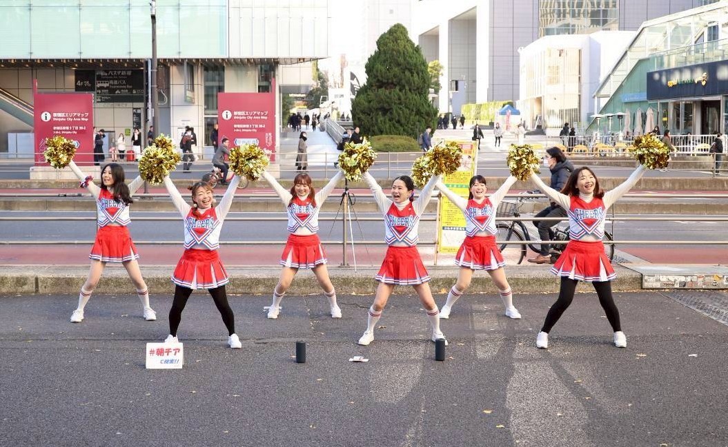 ueccheru's tweet photo. チア部☆
今日の朝チア
クミッチェルとかなぶんとばんびとナンシーといのぱんとなっちゃんの6人で新宿駅南口の皆さんを応援しました！
新メンバーなっちゃんのデビュー朝チアでした。 https://t.co/f10Wf82uOi