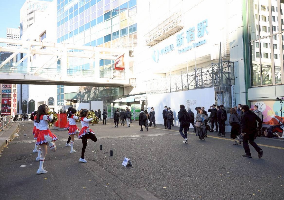 ueccheru's tweet photo. チア部☆
今日の朝チア
クミッチェルとかなぶんとばんびとナンシーといのぱんとなっちゃんの6人で新宿駅南口の皆さんを応援しました！
新メンバーなっちゃんのデビュー朝チアでした。 https://t.co/f10Wf82uOi