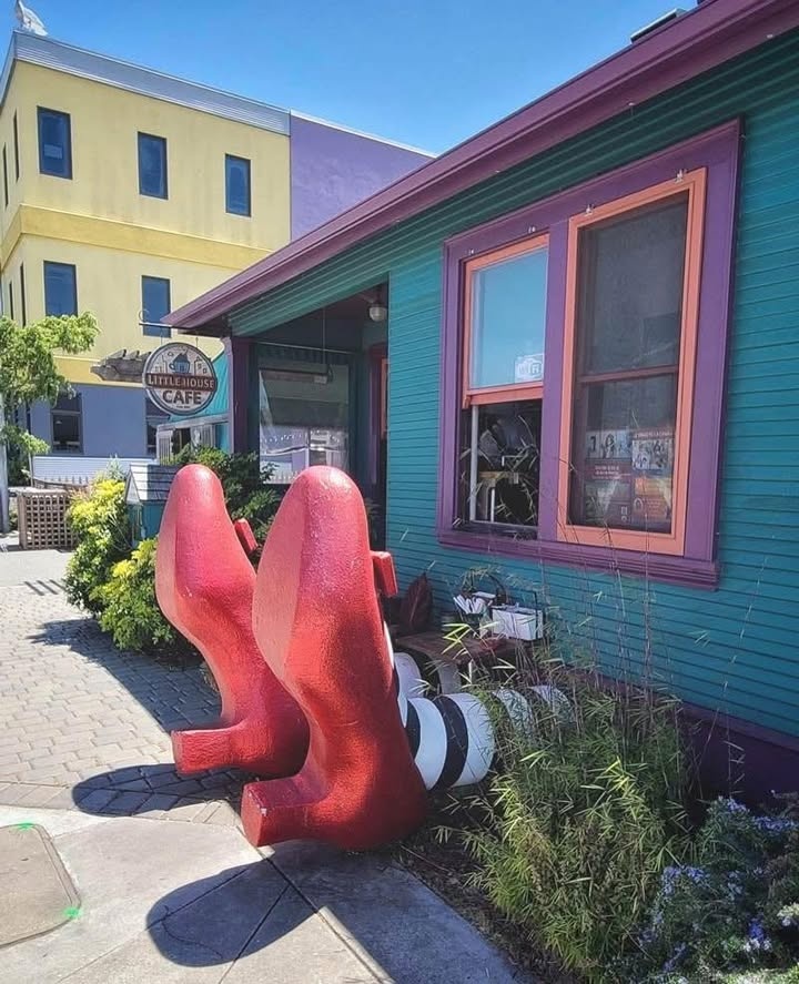 Imagein8's tweet image. The Little House Cafe in Alameda, California made it look like a giant Wicked Witch of the West got crushed under their tiny restaurant. 📸 Urban Street Art 
#LittleHouseCafe #UrbanArt #StreetArt