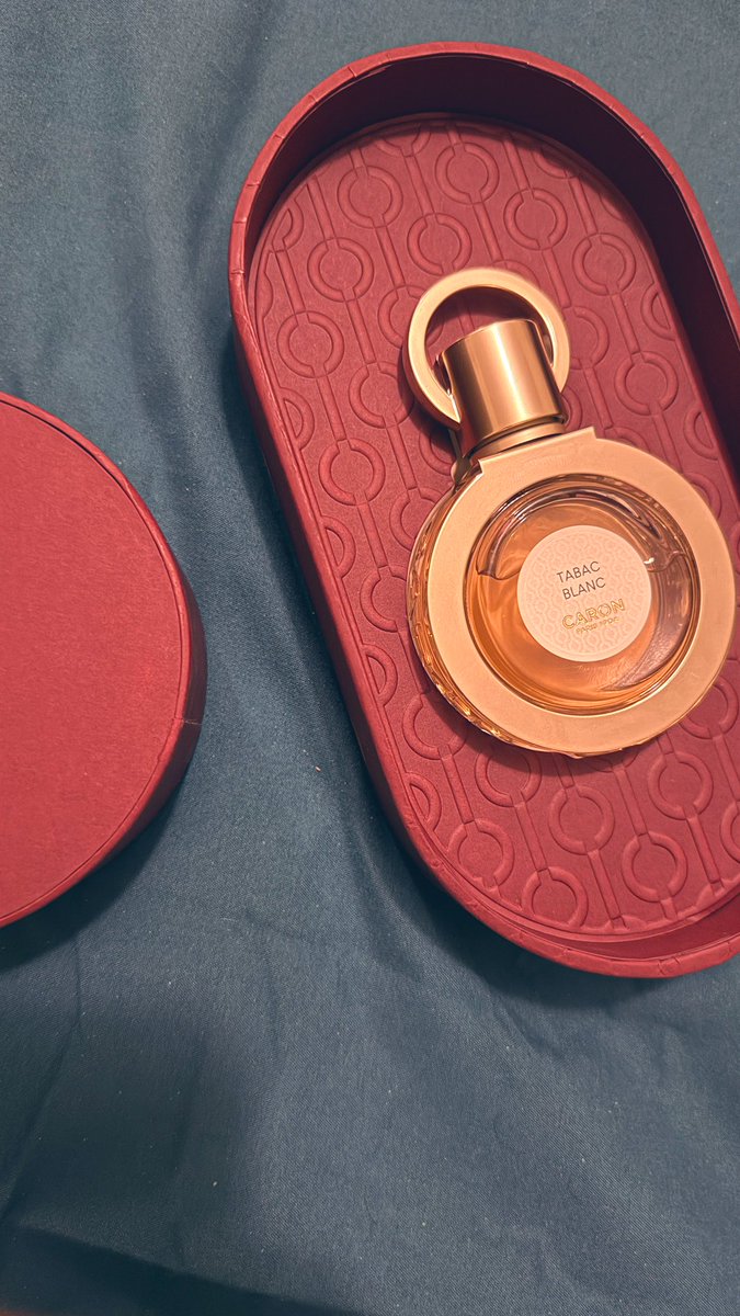TABAC BLANC 
CARON 
La Collection Merveilleuse

صراحه اول مره أتعمق بهالخط من كارون يعتبر خط جديد .. فيه كميه نقاء مو طبيعيه، هذا اكثر واحد عجبني 
فخم و هادي. ريحته تبغ ناعم مع لمسه حلوة خفيفة مع شاي المته و القرفه، مو مزعج ولا ثقيل. إحساس دافئ وراقي، من العطور الي راح تعجب الكل.