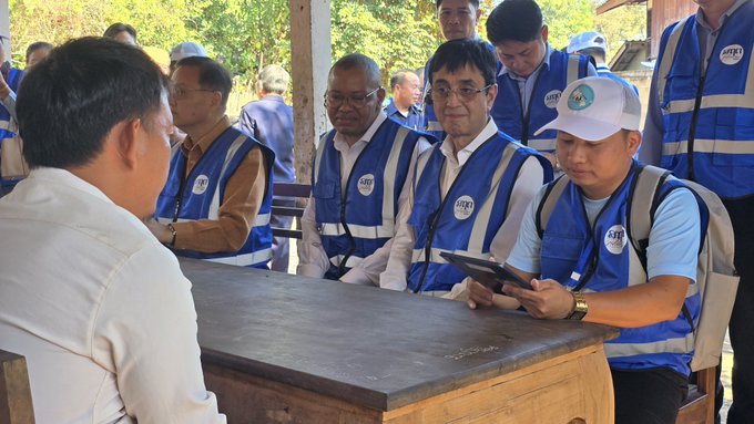 PopDevUNFPA's tweet image. #CensusUpdate 

@MFA_Lu, @WorldBank &amp;amp; @UNFPALaoPDR joined Lao Statistics Bureau &amp;amp; Ministry of Finance on a visit to census data-collection sites seeing the 5th Pop &amp;amp; Housing Census in action, and the vital role of partnerships in ensuring quality, accuracy &amp;amp; leaving no 1⃣ behind.