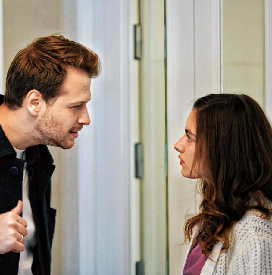 tenleri saç renklerinin bile muazzam uyumlu olması.. şovdur ya