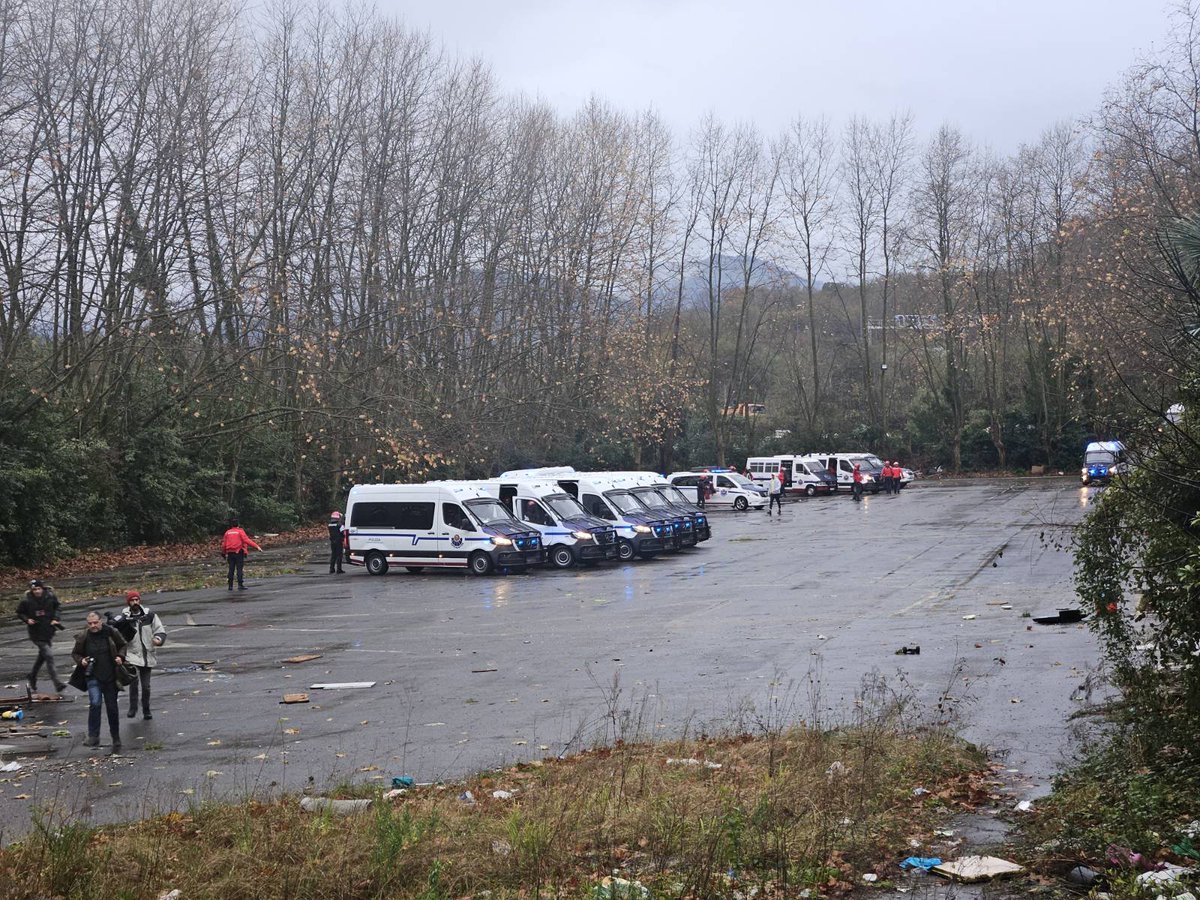 Kontseilua_Don's tweet photo. Gaur goizean, Ertzaintzaren, Polizia Nazionalaren eta Udaltzaingoaren sekulako dispositiboa gerturatu da Martutenera, ehundik gora pertsona kale gorrian uztera. https://t.co/WSHxIf4aWU