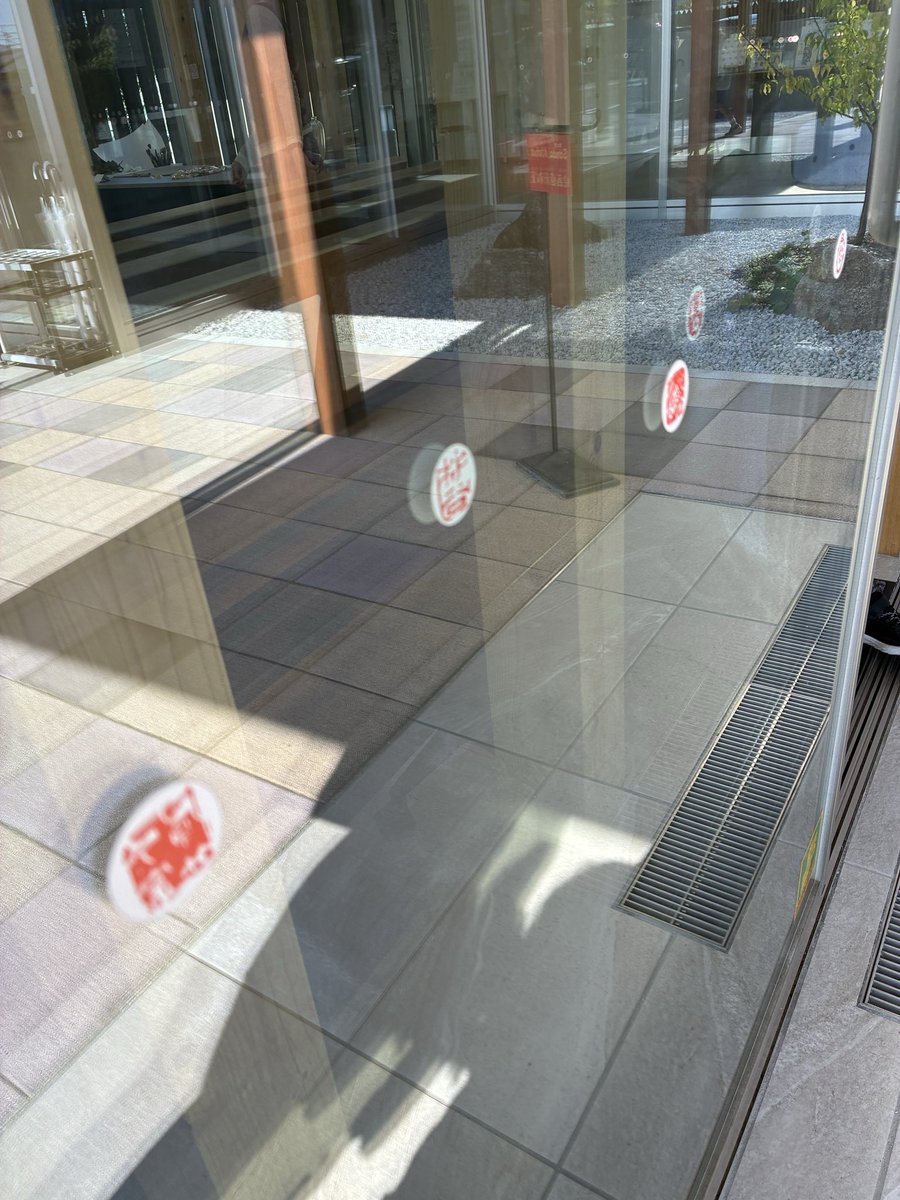 Newmark_jp's tweet photo. さぬき市細川林谷記念館のガラス戸の衝突防止マークは、林谷さんの篆刻印。
粋だなぁ。
江戸時代の篆刻家細川林谷が手掛けた印は、最高の芸術作品。
日本が今も印鑑文化が残るのは、印章の持つ美しさや精神的な重みも理由の一つだったのだろうな、と改めて感じます。 https://t.co/rNNDAoL9Td