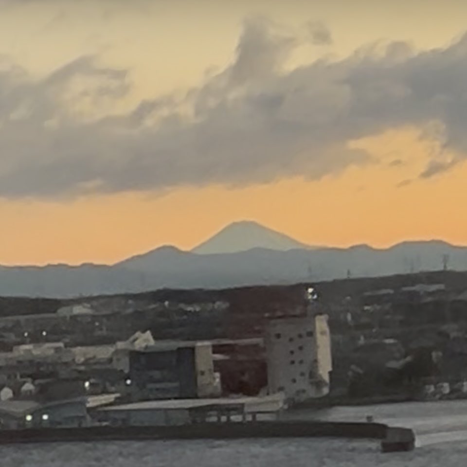 imeka77's tweet photo. 今朝5時頃、豊川は雪が舞ってた
帰りに、浜名大橋から見えた富士山🗻です

ほぼ満月の写真とともに(笑)
※明日の朝が満月らしい🌕 https://t.co/8GODJR7qOt