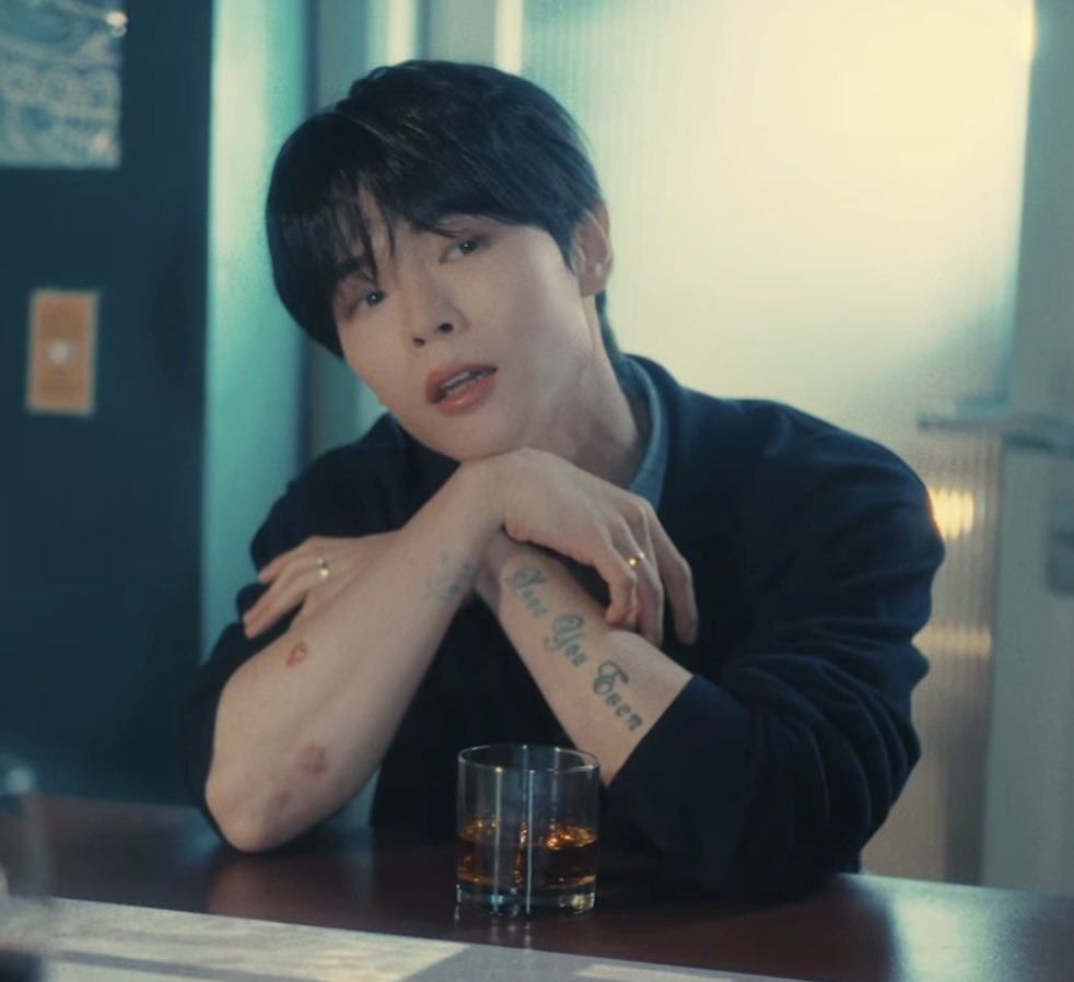 겁나 귀엽게 생겨놓고 위스키 마시는 남자