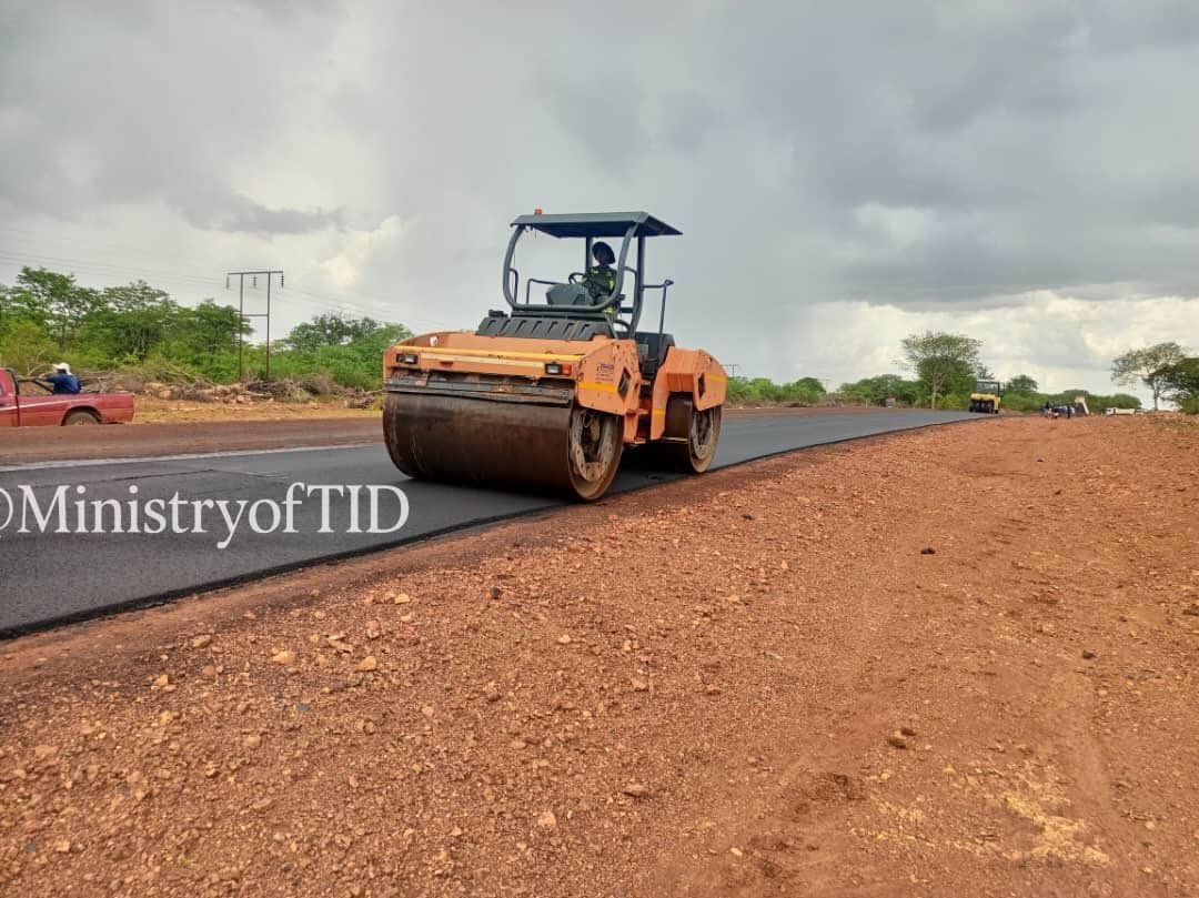 TanakaaGumbo's tweet image. 🚧⚡ TRANSFORMING ZIMBABWE, KILOMETER BY KILOMETER! 🇿🇼🛣️

#ProgressUpdate #RoadWorks

Surfacing is now actively underway on the Bulawayo–Nkayi Road Construction Project, marking another major stride in Zimbabwe’s nationwide road rehabilitation and modernisation drive under the…