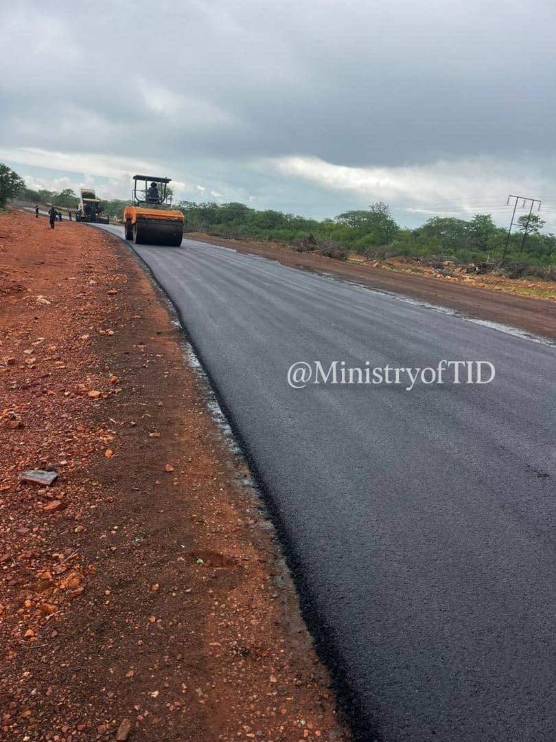 TanakaaGumbo's tweet image. 🚧⚡ TRANSFORMING ZIMBABWE, KILOMETER BY KILOMETER! 🇿🇼🛣️

#ProgressUpdate #RoadWorks

Surfacing is now actively underway on the Bulawayo–Nkayi Road Construction Project, marking another major stride in Zimbabwe’s nationwide road rehabilitation and modernisation drive under the…