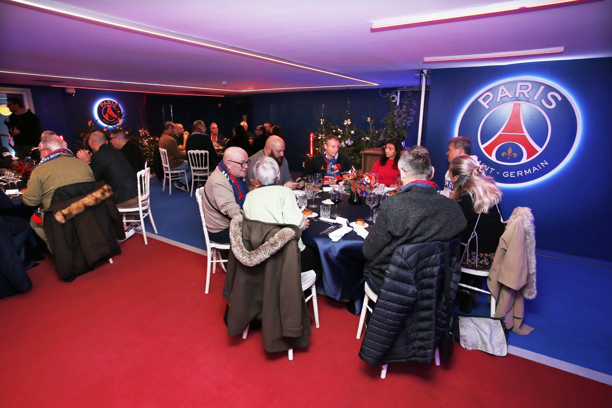 lnstantFoot's tweet image. 𝟭𝟰 𝗮𝗯𝗼𝗻𝗻𝗲́𝘀 𝗵𝗶𝘀𝘁𝗼𝗿𝗶𝗾𝘂𝗲𝘀 𝗱𝘂 𝗣𝗦𝗚 𝗼𝗻𝘁 𝗲𝘂 𝗹𝗲 𝗣𝗮𝗿𝗰 𝗱𝗲𝘀 𝗣𝗿𝗶𝗻𝗰𝗲𝘀 𝗽𝗿𝗶𝘃𝗮𝘁𝗶𝘀𝗲́ 𝗿𝗶𝗲𝗻 𝗾𝘂𝗲 𝗽𝗼𝘂𝗿 𝗲𝘂𝘅 𝗵𝗶𝗲𝗿… et le club n’a vraiment pas fait les choses à moitié pour célébrer leur fidélité ! 😳🔴🔵

Pour fêter leurs 𝟰𝟬…