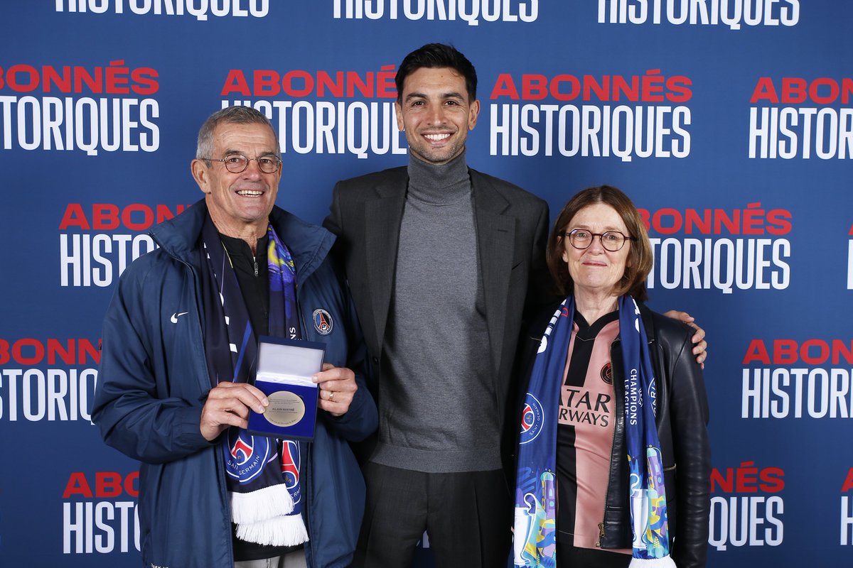 lnstantFoot's tweet image. 𝟭𝟰 𝗮𝗯𝗼𝗻𝗻𝗲́𝘀 𝗵𝗶𝘀𝘁𝗼𝗿𝗶𝗾𝘂𝗲𝘀 𝗱𝘂 𝗣𝗦𝗚 𝗼𝗻𝘁 𝗲𝘂 𝗹𝗲 𝗣𝗮𝗿𝗰 𝗱𝗲𝘀 𝗣𝗿𝗶𝗻𝗰𝗲𝘀 𝗽𝗿𝗶𝘃𝗮𝘁𝗶𝘀𝗲́ 𝗿𝗶𝗲𝗻 𝗾𝘂𝗲 𝗽𝗼𝘂𝗿 𝗲𝘂𝘅 𝗵𝗶𝗲𝗿… et le club n’a vraiment pas fait les choses à moitié pour célébrer leur fidélité ! 😳🔴🔵

Pour fêter leurs 𝟰𝟬…