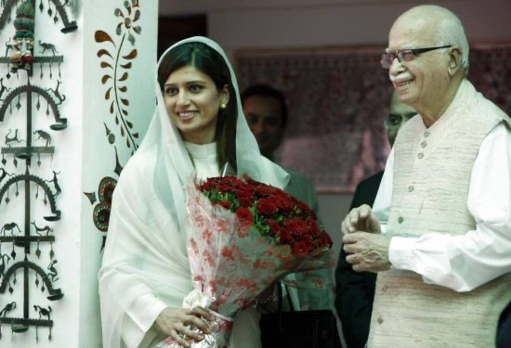 एक तस्वीर में सुषमा स्वराज जी दिख रही हैं, और दूसरे में लाल कृष्ण आडवाणी जी। 

डॉ मनमोहन सिंह जी की सरकार के दौरान विदेशी नेताओं से विपक्ष के नेताओं को मिलने की पूरी छूट थी।

लेकिन अब मोदी जी इतने डर गए हैं कि विदेशी नेताओं को राहुल गांधी जी से नहीं मिलने दे रहे हैं।