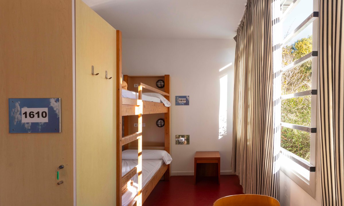 INOUTHostel's tweet photo. 🛏️ A #InoutHostel volem que descansis tan bé com viatges!

🔐 Llit amb llum, endoll i taquilla pròpia.
✨ Neteja diària i silenci a partir de les 23 h.
🌿 Un espai inclusiu envoltat de natura a Barcelona.

Reserva aquí https://t.co/2Y3cvF1nFq
 #Barcelona #Hostel #TurismeInclusiu https://t.co/Ebys3KfQ2c