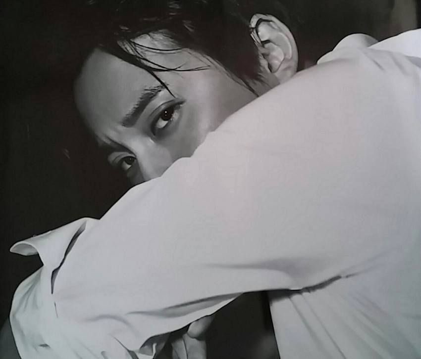 zigutzi9ut's tweet image. 미남인데 눈빛이 깊고 자아내는 분위기가 진하고 매 컷마다 다른이야기를, 다른 느낌을 주는것이 얼마나 어려운 일인지 안다. 포토그래퍼로서는 이런 모델을 만나기가 하늘의 별따기라는것도.