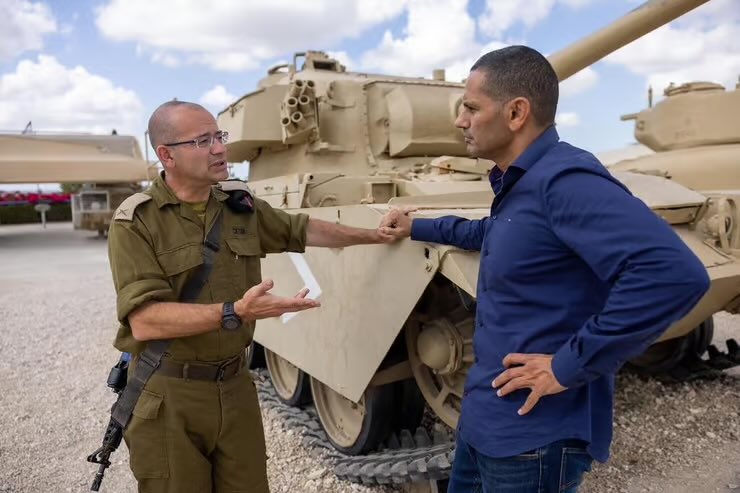 YehoshuaYosi's tweet photo. יצא לי לראיין את רומן גופמן מספר פעמים, והדבר הכי מעניין שסיפר היה איך כחילוני גמור שעלה מבלארוס הגיע למכינת עלי כי לא ידע בע״פ את התקווה "כשהתחלתי להתקדם לתפקידי פיקוד, בקורס מפקדי טנקים, בקורס קצינים, התחלתי להרגיש שבנושא הציוני, הישראלי, אין לי עומק. שיש הרבה דברים שהחיילים יכולים לשאול אותי ואני לא יודע להסביר. הרגשתי שאין לי בסיס. כמו צמח בלי מים. השיא היה בקורס קצינים, בבה"ד 1, כשהבנתי שאני בעצם לא יודע בעל פה את ההמנון של מדינת ישראל. את התקווה. זה טלטל אותי. אני עומד להפוך לקצין בצה"ל ויש לי פערים כאלה גדולים. זה היה הוואקום שסחבתי מאז העלייה. הייתי כבר אחרי שני תפקידי מ"פ כשיצאתי ללימודי תואר ראשון. שלוש שנות לימודים. בראשונה השלמתי בגרות שלא הייתה לי מבית הספר, ואחר כך עוד שנתיים במכללת אשקלון. את הזמן הזה ניצלתי גם כדי להגיע למכינה בעלי. באתי לשם, והם קיבלו אותי כמו שאני. בלי כיפה. בניתי לי שם תוכנית לימודים, ויום בשבוע הגעתי לשם ללמוד. ציונות, ישראליות, היסטוריה. מסביר, קודם כול לעצמי, מי אני ומה אני. רק אז הרגשתי פתאום שאני עם שתי רגליים על הקרקע, אבל ראשי בשמיים - אני יודע להסביר את הרעיון הציוני".