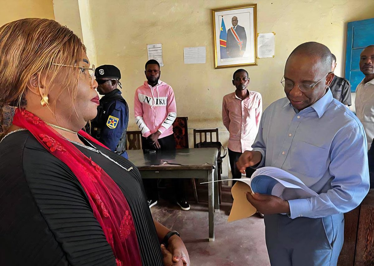 04/12/2025| Ce jeudi à Kananga, j’ai visité l’inspectorat provincial des services judiciaires et pénitentiaires du Kasaï Central.
J’ai été profondément surpris de constater que, faute de moyens, les agents se cotisent entre eux pour travailler. Inspecteurs en sous-nombre, absence