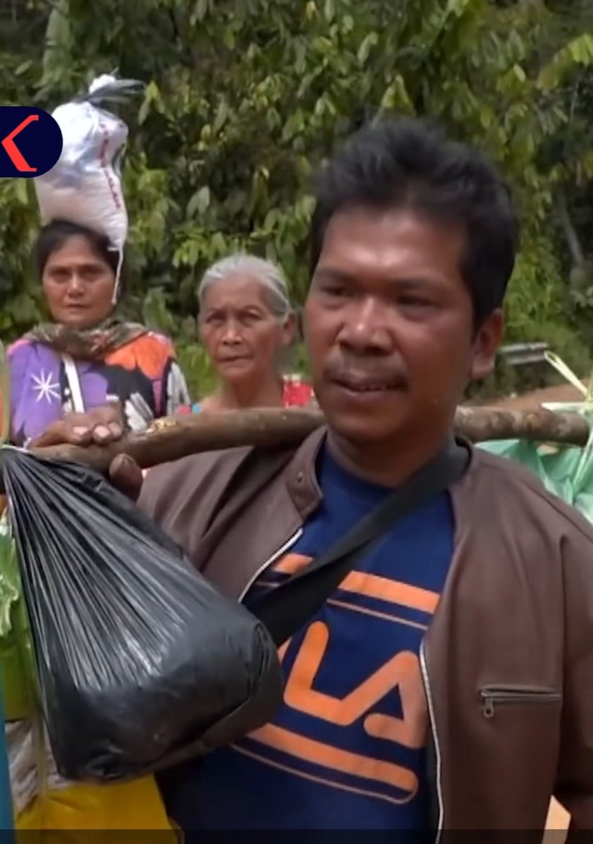 Normalnya, jarak Tapanuli Utara ke Sibolga itu mencapai 117 km. Beberapa kerabat menemaninya, menyerah krn lelah. 

Ia memilih tetap melanjutkan perjalanan sendirian meski di wajahnya sudah terlihat lelah. 

Ini satu laporan paling menyentuh dari <a href="/KompasTV/">KOMPAS TV</a> ttg Sumatra.