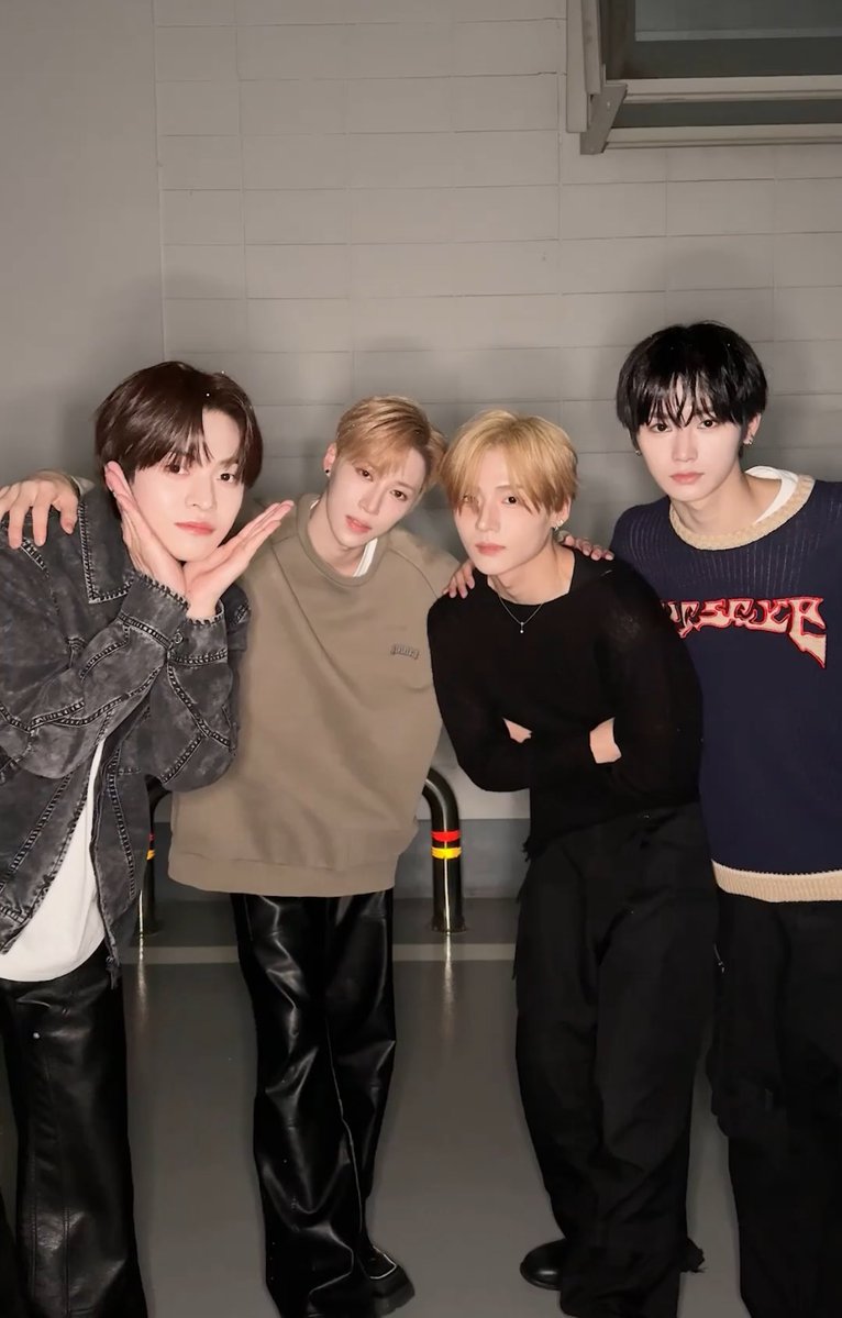 leopiics's tweet image. WHAT LINE IS THIS?!!!!! 💕💕