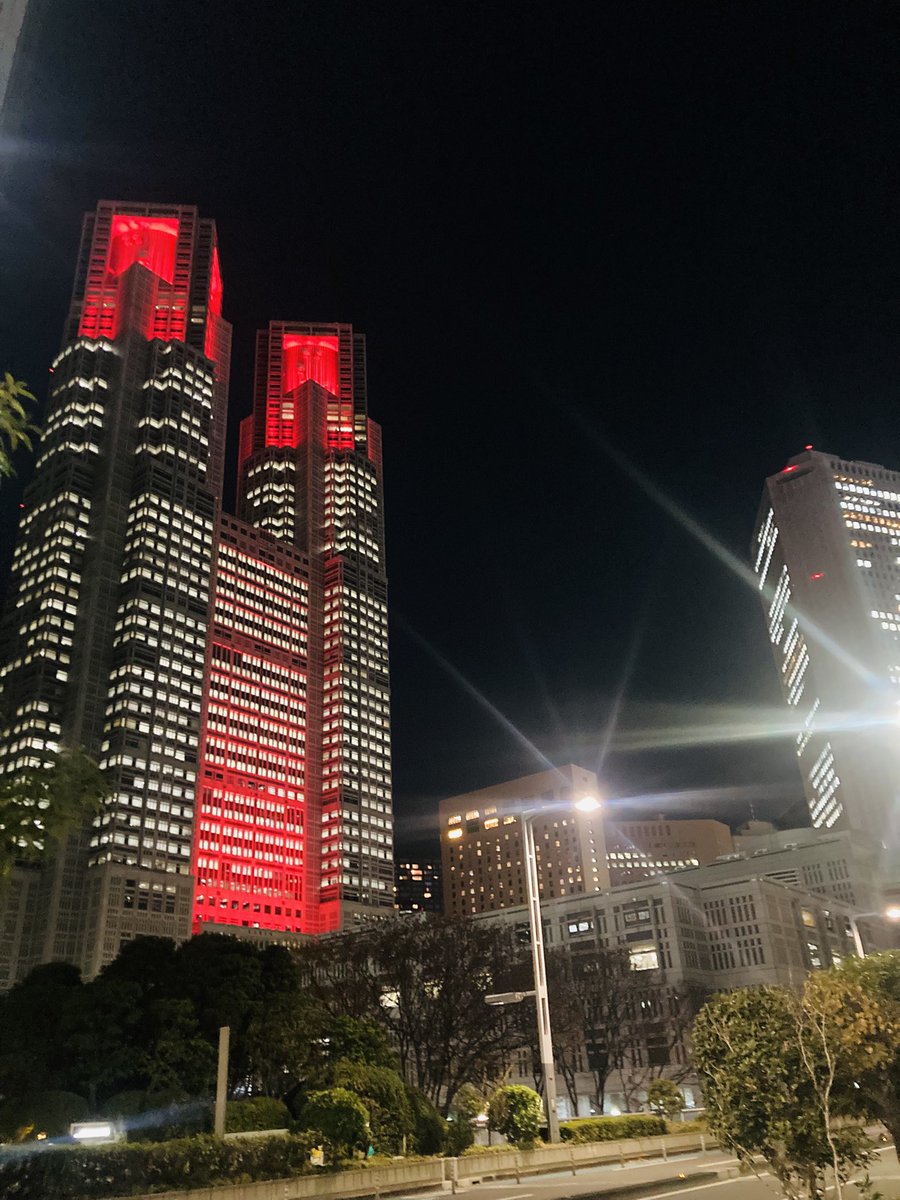 mishacosha's tweet photo. しばらく摩天楼付近に行ってなかったら恋しくて恋しくて、今日は用もないのにわざわざ遠回りして歩いてしまった。
このヌケ感！キラキラ感！！やっぱり私のスペシャルパワースポット❤️✨✨🌃 https://t.co/lckB1SMmrD