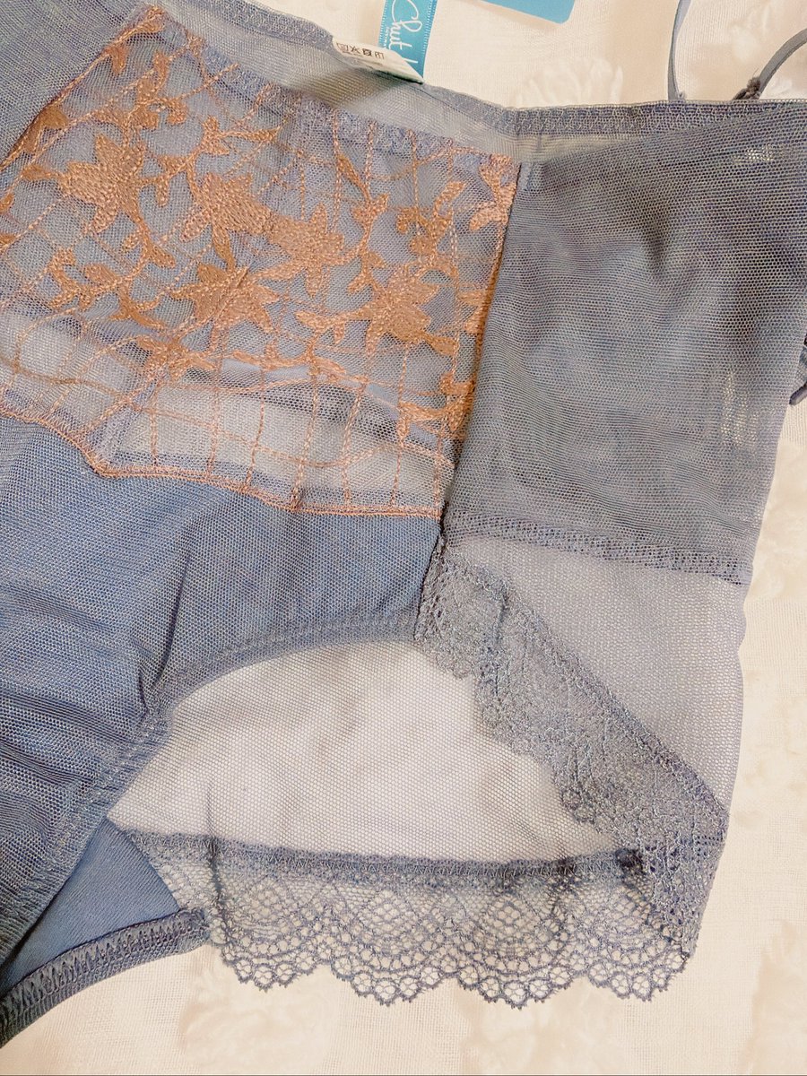 Chut! INTIMATES C422 ネイビー
SIDE SHAPE BRA 

何年ぶりのChut購入品紹介⁉️最後のセールでギリギリまで買うか悩んだこの子、お迎えしました🩵殆どメッシュ生地で優しい着け心地、くすんだネイビーにブラウンレースとかおしゃれすぎてChutにしか居ない子ですね😭‼️あとChutのハイライズが大好き‼️