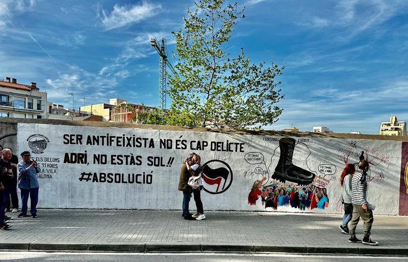 Adri se queda en el barrio, porque ser antifascista no es un delito.

Enhorabuena a #Badalona por la movilización popular de <a href="/adrinoestassol/">#AdriNoEstasSol</a>, que ha conseguido la #Amnistia.

Un abrazo especial a Eva y Antonio, sus padres, incansables luchadores también.